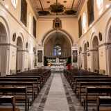 Il luogo di culto si presenta scandito in tre navate divise da otto possenti archi in muratura e terminante in un�ampia abside centrale segnata da eleganti costoloni